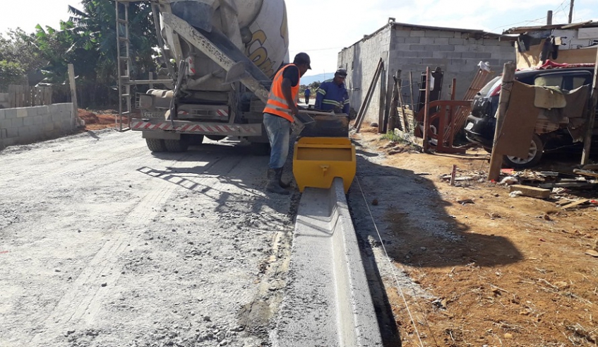 Entre os serviços realizados, está a implantação de guias e sarjetas nas ruas, como parte do processo de urbanização (Divulgação/PMMC)