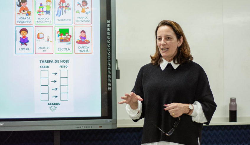 A diretora do Departamento de Educação Especial e Inclusiva (DEEI), Claudia Regueiro, conduziu as discussões. (Divulgação/PMMC)
