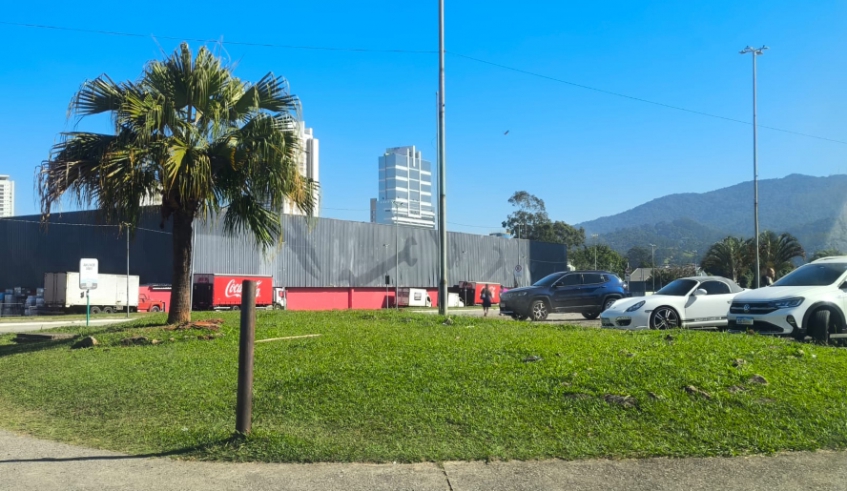 Área verde em frente ao Ginásio Municipal de Esportes Professor Hugo Ramos está disponível para doação por meio do programa Adote Uma Praça (Divulgação/ PMMC)