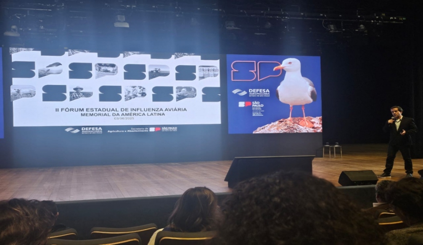 durante o Fórum, foram debatidos os seguintes temas: panorama da Influenza Aviária no mundo e no Brasil; os desafios para manter as granjas livres da doença, além dos riscos de transmissão por aves . . .