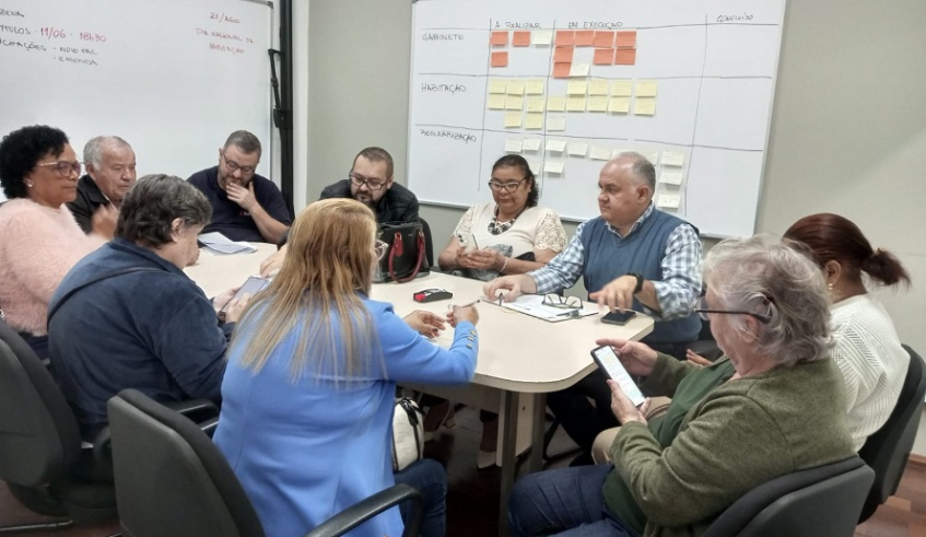 Secretário Romildo Campello e técnicos da pasta receberam síndicos nesta sexta-feira (6/6), no prédio da Prefeitura (Divulgação/PMMC)