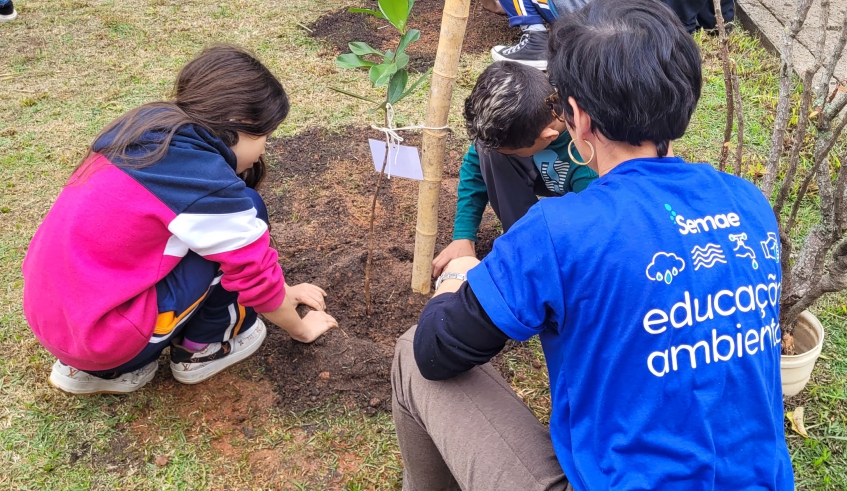 Estudantes foram organizados em duplas para plantio de mudas de diversas árvores nativas da Mata Atlântica (Foto: Julio Nogueira/Semae)
