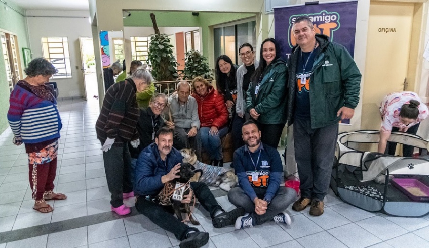 Equipe técnica do Nubea levou animais à entidade e proporcionou momentos de alegria e interação com os idosos residentes (Divulgação/PMMC)