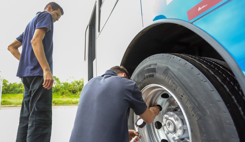 Ônibus do sistema de transporte coletivo passam por vistoria veicular em que são verificados os índices de segurança dos veículos e especificações técnicas (Divulgação/PMMC)