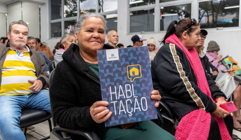 Moradores receberam os títulos de propriedade e comemoraram a conquista da tão sonhada moradia, com documentação e segurança jurídica (Divulgação/PMMC)