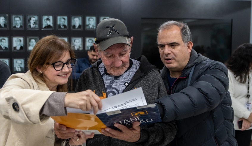 Mara Bertaiolli e Téo Cusatis entregam título de propriedade a cidadão mogiano contemplado: alegria estampada no rosto (Divulgação/PMMC)