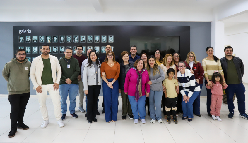 Os novos conselheiros foram empossados pela prefeita Mara Bertaiolli com a participação da secretária de Educação, Darly Carvalho e a adjunta da Pasta, Maria Aparecida Cervan Vidal. (Divulgação . . .