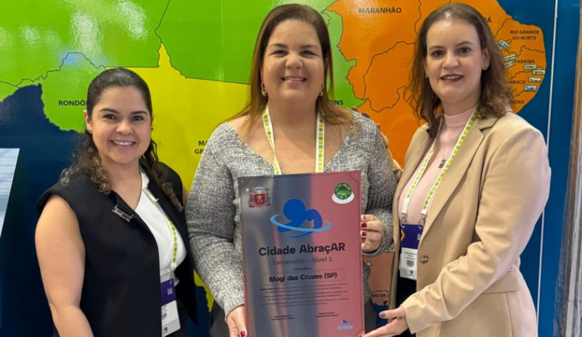 Secretária Rebeca Barufi recebe certificação pelos avanços da Secretaria Municipal de Saúde e Bem-Estar com os cuidados a pacientes com doenças respiratórias (Divulgação - PMMC)