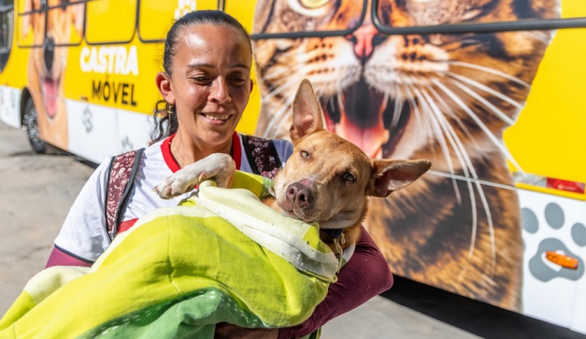 Tutores de cães compareceram ao Mutirão de Castração, realizado nesta quinta-feira (26/6), no distrito de Taiaçupeba (Divulgação/PMMC)