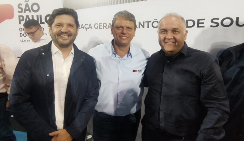 Secretário Romildo Campello durante o evento, ao lado do governador Tarcísio de Freitas e do presidente da Assembleia Legislativa, André do Prado (Divulgação/PMMC)