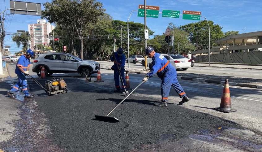 Equipes trabalharam no sábado e no domingo, atendendo ruas e avenidas em vários pontos da cidade, incluindo corredores de ônibus (Divulgação/PMMC)