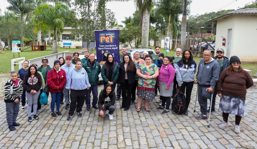 Protetoras de animais compareceram ao Nubea nesta sexta-feira e receberam a primeira doação do Banco de Ração do município (Divulgação/PMMC)