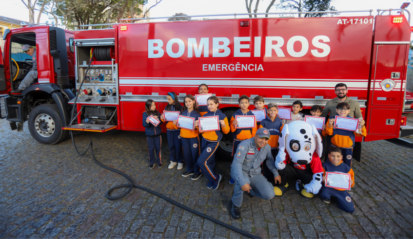 A escola também recebeu a visita de um carro da corporação e do mascote Faísca. (Divulgação/PMMC)