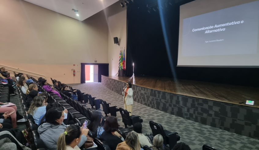 No Auditório do Cemforpe, o tema da formação foi “Comunicação Aumentativa e Alternativa” com a fonoaudióloga da Emesp, Luciana Goulart. (Divulgação/PMMC)