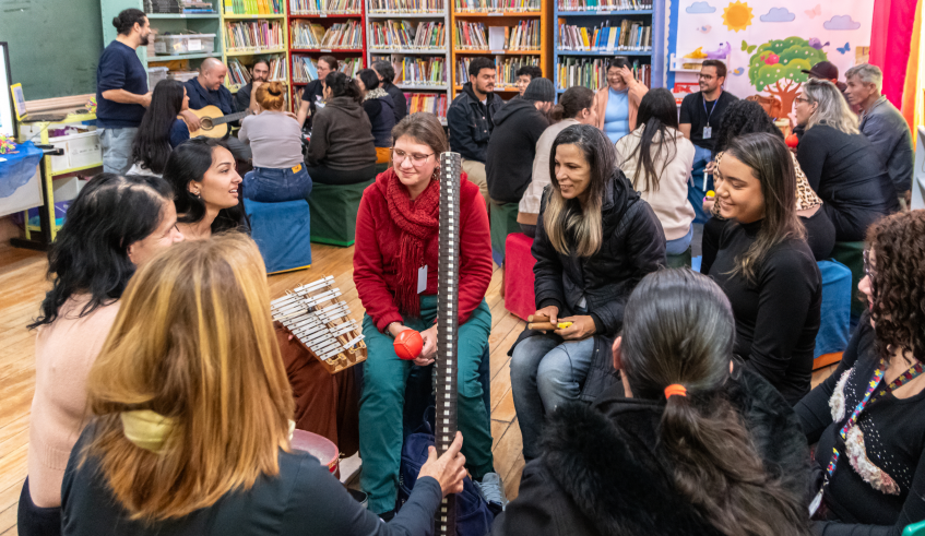 No primeiro dia, na EM Coronel Almeida, os participantes foram divididos em grupos para a realização de oficinas práticas sobre temas como musicalização, leitura, teatro, meio ambiente, ecobrinquedoteca, . . .