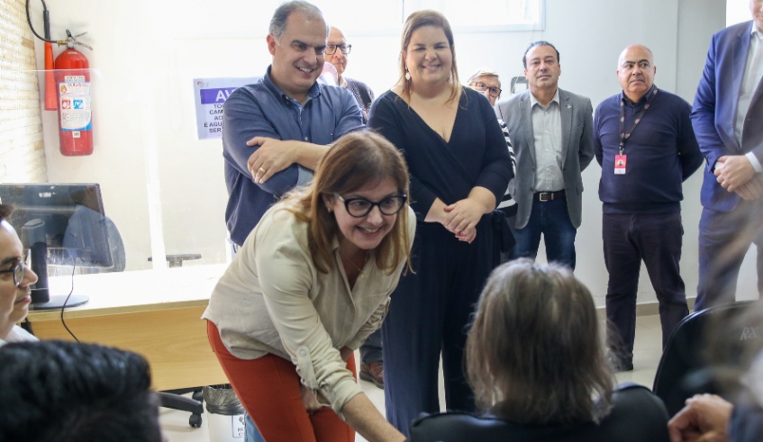 Prefeita Mara Bertaiolli, vice Téo Cusatis e secretária de Saúde e Bem-Estar, Rebeca Barufi, lançaram Mutirão da Catarata em junho, na Santa Casa (Divulgação - PMMC)