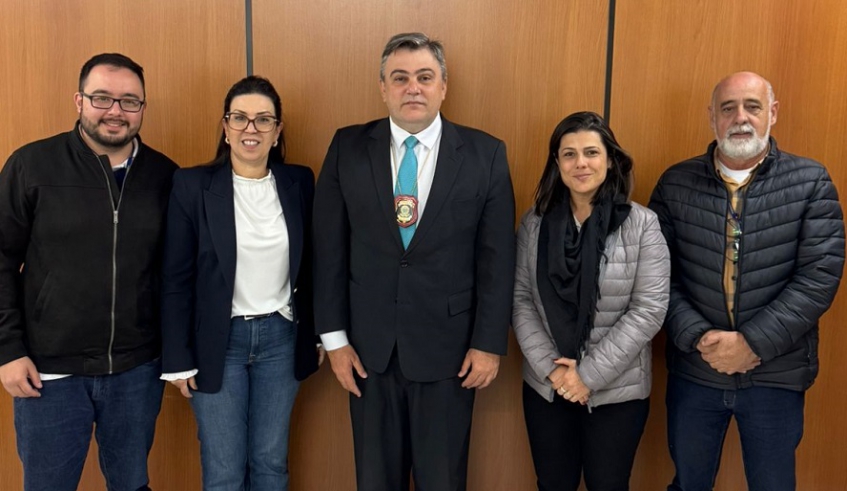 Da esquerda para a direita, Felipe Harano, Patricia Cesare, o delegado Jean Cerri, Thais Nascimento e Antonio Carlos Barbosa (Divulgação/PMMC)