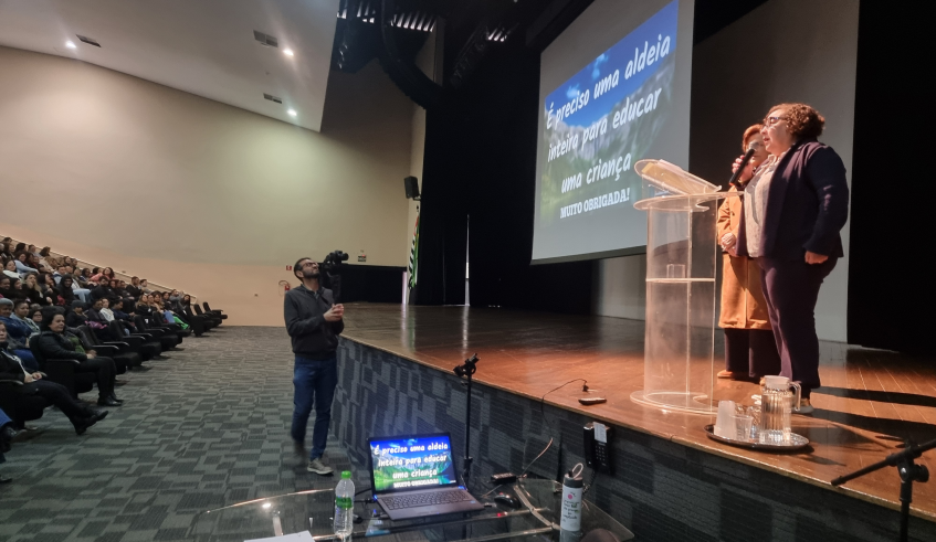 A secretária de Educação, Darly Carvalho, e a adjunta da Pasta, Maria Aparecida Cervan Vidal, participaram das formações. (Divulgação/PMMC)