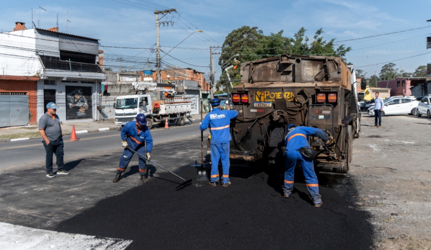 Além da modernização na iluminação, Jardim Margarida recebe diversos outros serviços, como reconstrução de calçadas, pintura, limpeza e drenagem (Divulgação/ PMMC)
