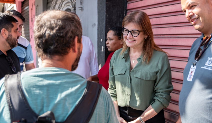 Prefeita Mara Bertaiolli visitou o Jardim Margarida na tarde desta quinta-feira e conferiu o andamento dos serviços de modernização da iluminação pública no bairro (Divulgação/ PMMC)