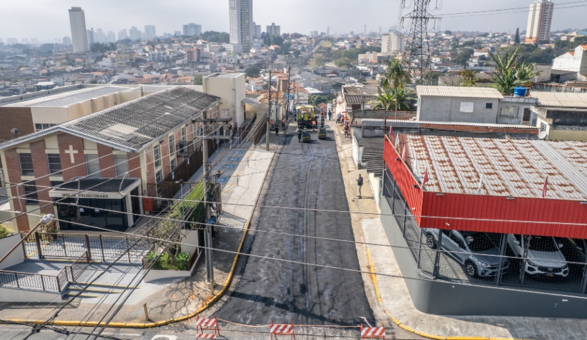 Via que liga a rua Lara à avenida Henrique Eroles e era de paralelepípedo, além de íngreme, agora recebe capa asfáltica, para dar mais segurança ao tráfego local (Divulgação/ PMMC)