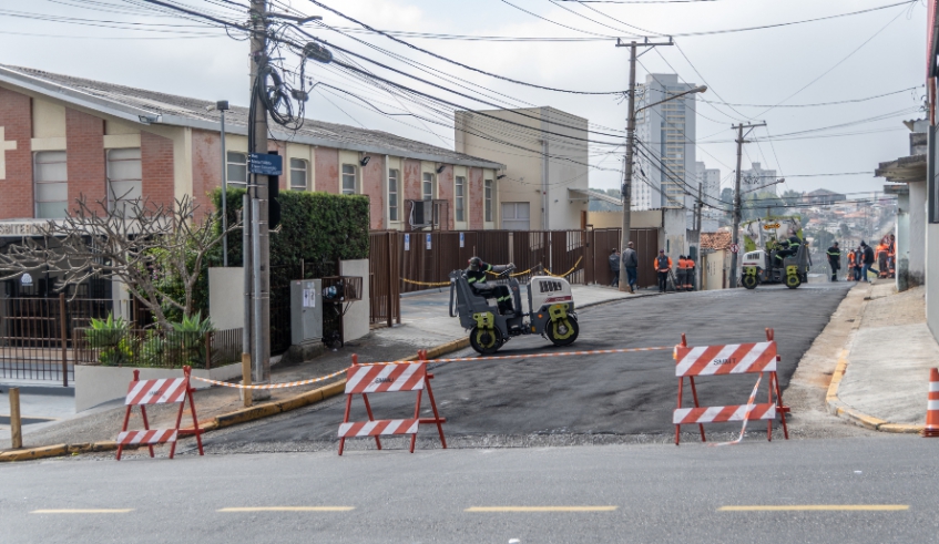 Via que liga a rua Lara à avenida Henrique Eroles e era de paralelepípedo, além de íngreme, agora recebe capa asfáltica, para dar mais segurança ao tráfego local (Divulgação/ PMMC)