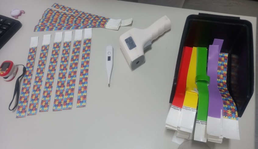 Pulseiras coloridas são utilizadas na triagem de pacientes TEA nas unidades de urgência e emergência da rede municipal (Divulgação - PMMC)