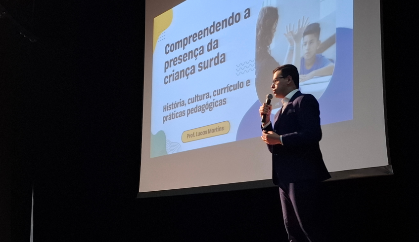 Lucas Martins, graduado em Filosofia, Pedagogia e Letras/Libras falou sobre “Compreendendo a presença do aluno surdo: História, Cultura e Práticas Pedagógicas”. (Divulgação/PMMC)