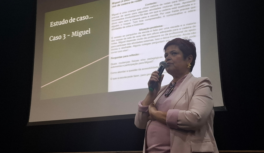 A fisioterapeuta da EMESP Profª Jovita Franco Arouche (Vila Lavínia), Myrian Guimarães, abordou o tema "Caminhos acessíveis para crianças e estudantes com mobilidade reduzida". (Divulgação/PMM . . .