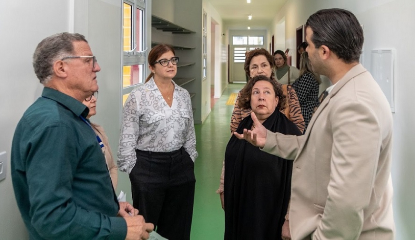 Prefeita Mara conheceu a estrutura da creche e recebeu informações sobre o projeto, como a economia proporcionada pelo sistema de energia solar (Divulgação/PMMC)