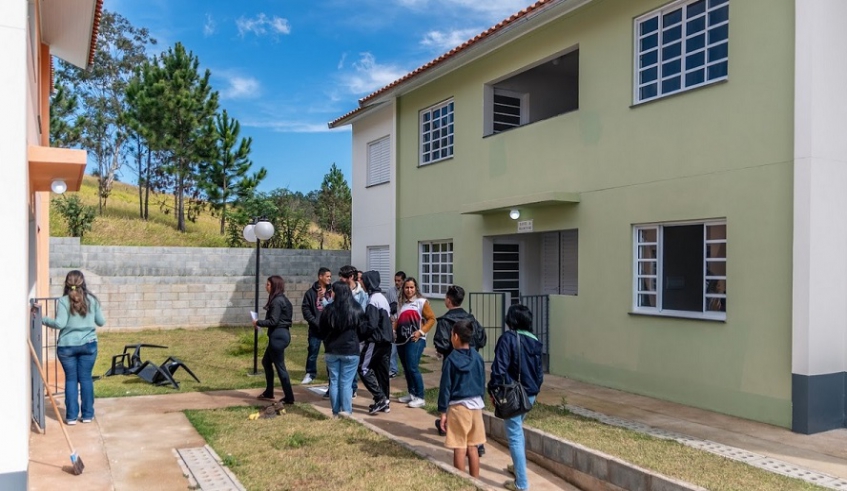 Equipes da CDHU e da Secretaria Municipal de Habitação Social e Regularização Fundiária levaram as famílias para a vistoria e entrega das chaves (Divulgação/PMMC)
