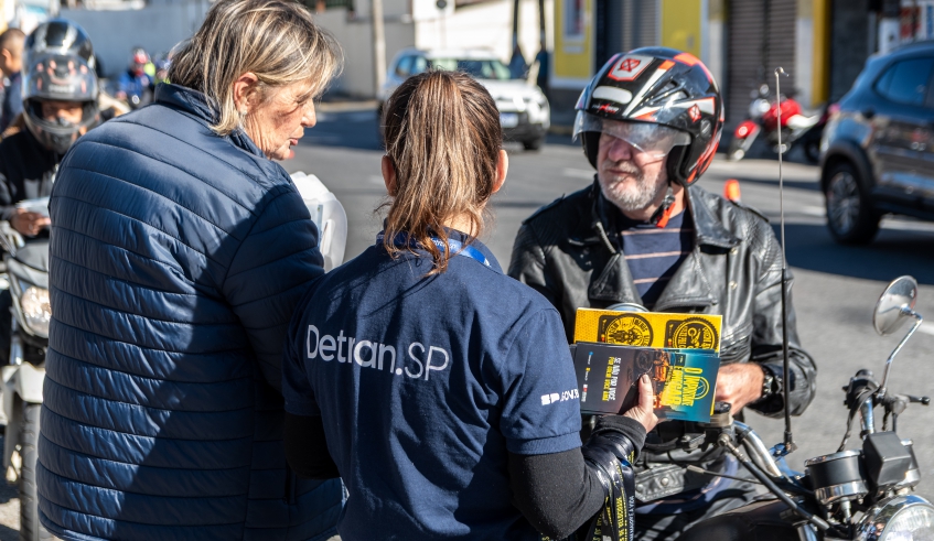 Ação realizada na praça Francisco Ribeiro Nogueira levou orientações para os motociclistas, além da instalação de antenas para ampliar a segurança (Divulgação/PMMC)