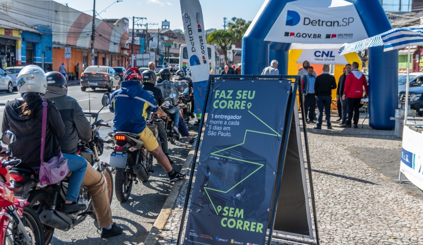 Ação realizada na praça Francisco Ribeiro Nogueira levou orientações para os motociclistas, além da instalação de antenas para ampliar a segurança (Divulgação/PMMC)