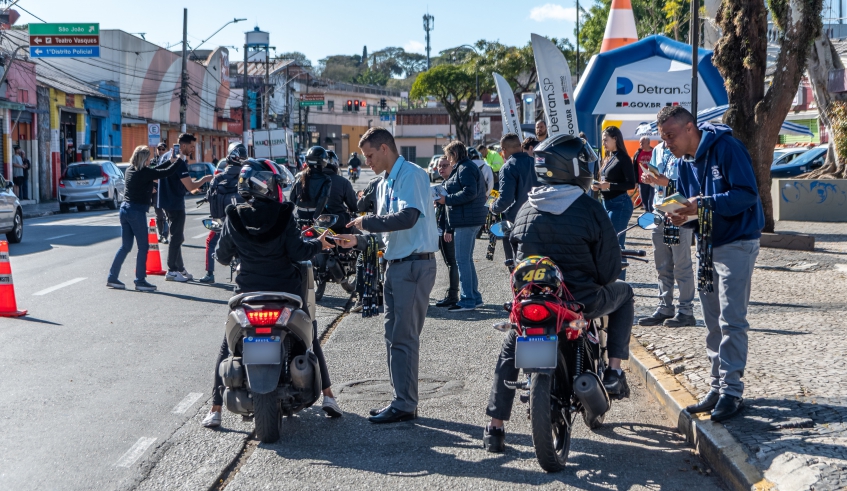 Ação realizada na praça Francisco Ribeiro Nogueira levou orientações para os motociclistas, além da instalação de antenas para ampliar a segurança (Divulgação/PMMC)