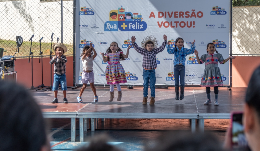 Alunos das unidades municipais de ensino também realizam apresentações artísticas e culturais no palco da Rua Mais Feliz (Divulgação/PMMC)