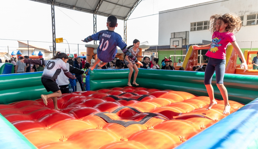 Crianças podem ter uma dia diferente e se divertir nos brinquedos infláveis, como o pula pula, durante a realização da Rua Mais Feliz (Divulgação/PMMC)