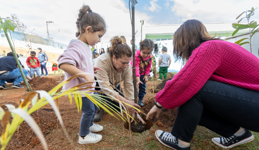 Objetivo do projeto é estimular o contato das crianças com a terra, com os amigos e como processo de criação de um novo espaço verde no ambiente escolar (Divulgação/PMMC)