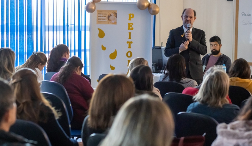 Moisés Chencinski, da Sociedade Brasileira de Pediatria, participou de capacitação sobre aleitamento, na Escola de Governo (Divulgação - PMMC)