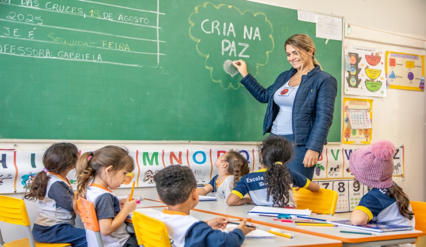 A proposta incentiva educadores e famílias a adotar atitudes simples, como dialogar e resolver conflitos de forma respeitosa, evitando reações impulsivas. (Divulgação/PMMC)
