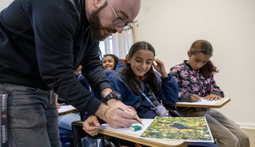 Os estudantes também desenharam as aves que foram observadas, reproduzindo suas cores com o auxílio de um funcionário da Secretaria de Educação (Divulgação/PMMC)