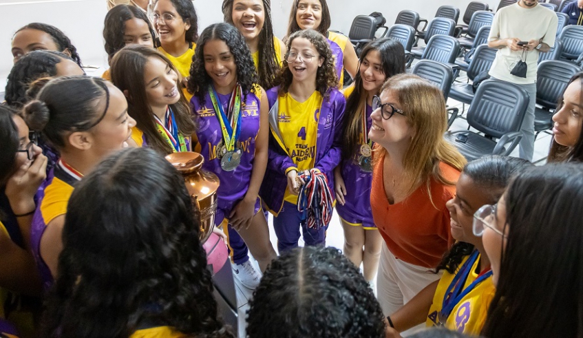 Prefeita Mara Bertaiolli interagiu com as atletas de basquete nesta sexta-feira e parabenizou-as pelas conquistas recentes (Divulgação/PMMC)