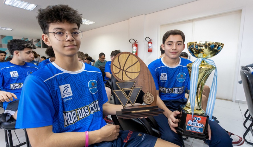 Atletas mostram os troféus conquistados pelo basquete mogiano: categorias de base recebem todo o apoio da Administração Municipal (Divulgação/PMMC)