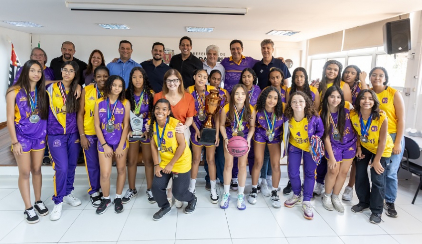 Atletas das categorias de base levaram medalhas e troféus conquistados no evento desta sexta-feira, em que foram recebidas pela prefeita Mara Bertaiolli (Divulgação/PMMC)