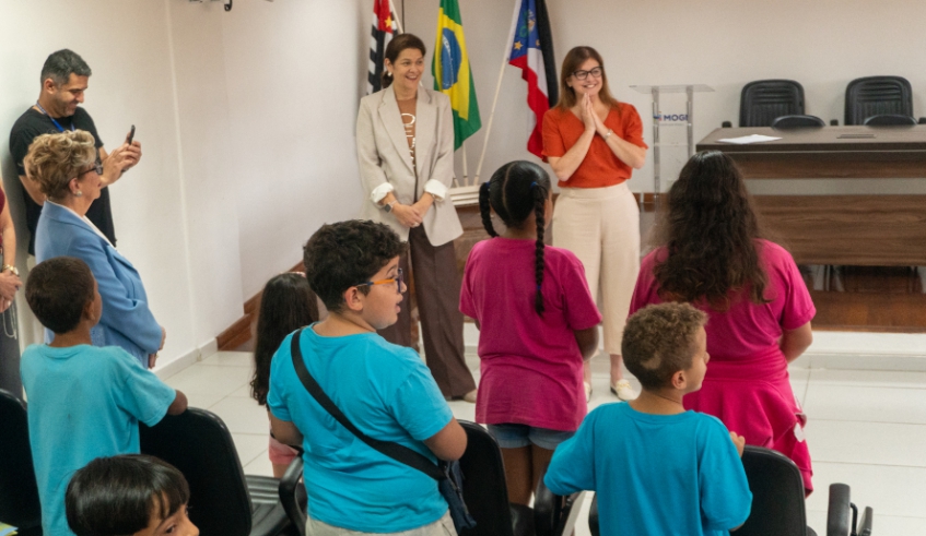 Crianças atendidas pela ABECAR e pelo projeto Fazendo a Difenreça foram recebidas nesta sexta-feira pela prefeita Mara Bertaiolli (Divulgação/PMMC)