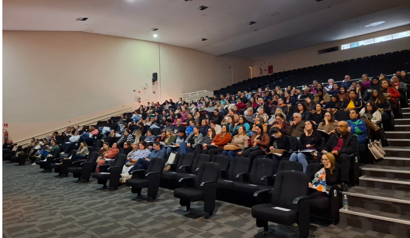 O encontro reuniu cerca de 200 profissionais da rede municipal de ensino. (Divulgação/PMMC)