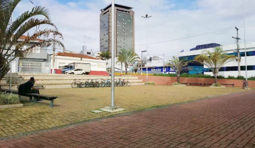 Praça Flávio Furlan, na saída do Terminal Central, é um dos muitos espaços públicos ainda disponíveis para apadrinhamento pelo programa Adote Uma Praça (Divulgação/ PMMC)
