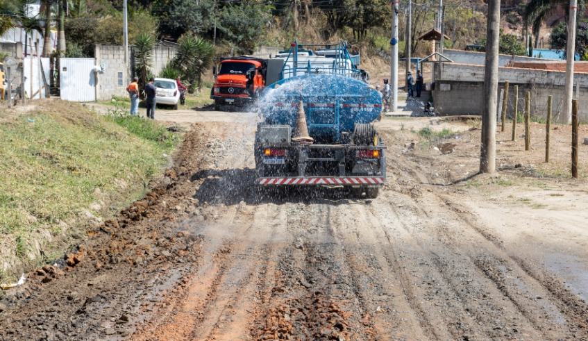 Rua Santa Catarina, na Chácara Guanabara, já recebeu nova tubulação de drenagem e agora está sendo revestida com fresa asfáltica, para a estabilização do solo (Divulgação/ PMMC)