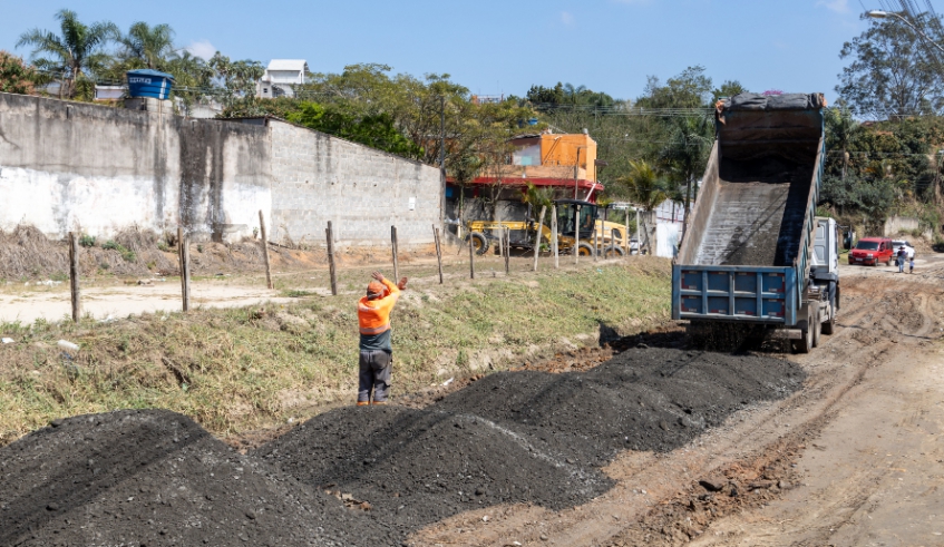 Rua Santa Catarina, na Chácara Guanabara, já recebeu nova tubulação de drenagem e agora está sendo revestida com fresa asfáltica, para a estabilização do solo (Divulgação/ PMMC)