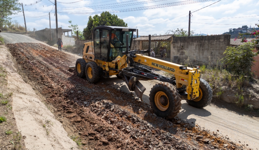 Rua Santa Catarina, na Chácara Guanabara, já recebeu nova tubulação de drenagem e agora está sendo revestida com fresa asfáltica, para a estabilização do solo (Divulgação/ PMMC)