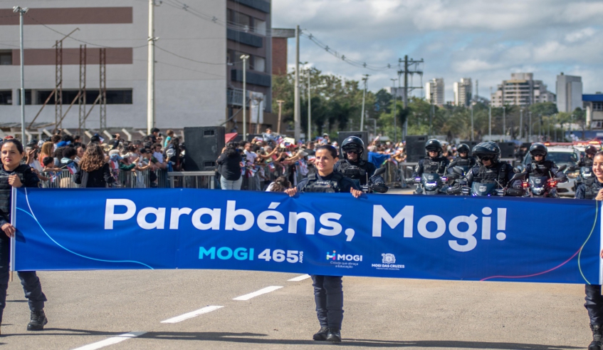 A faixa com o Parabéns à cidade foi levada pela Guarda Municipal, que abriu o desfile das forças militares da cidade. (Divulgação/PMMC)